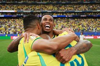 Gabriel Magalhães abraçado a jogadores do Brasil