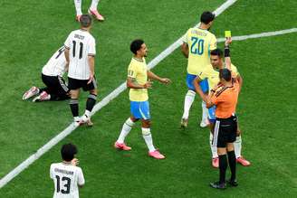 Volante recebe o quinto amarelo em Mundiais aos 13 minutos do primeiro tempo contra o Japão