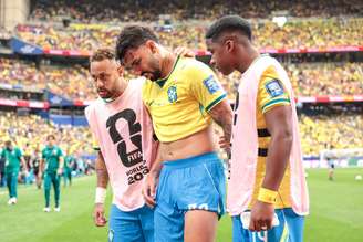 Lucas Paquetá se lesionou e foi consolado por Neymar e Endrick