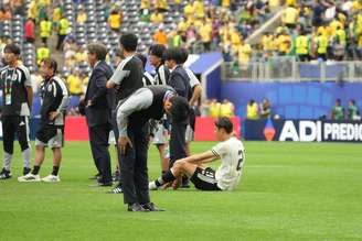 Hajime Moriyasu, técnico do Japão desde 2018, se curvando para a a torcida como forma de desculpas.
