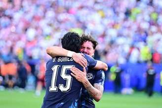 Jogadores do Paraguai se abraçam e choram
