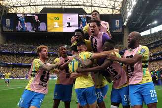 Gabriel Martinelli é celebrado após fazer o gol que colocou o Brasil nas oitavas de final da Copa.