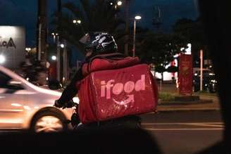 Pesquisa acompanhou grupos de entregadores nas mídias sociais por seis anos e revela as dificuldades desses trabalhadores, que ainda carecem de direitos trabalhistas essenciais.