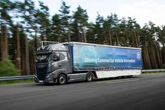 Von Einzelfunktionen zur skalierbaren 360°-Sicherheit rund um Truck und Trailer. // From isolated functions to scalable 360° safety around truck and trailer