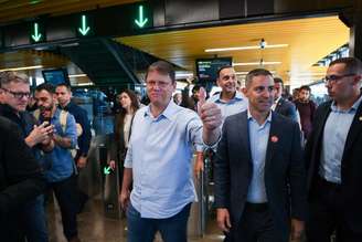 O governador Tarcísio de Freitas durante a inauguração da nova estação do monotrilho da Linha 17-Ouro. Ao lado esquerdo dele, o diretor-presidente do Metrô, Antonio Julio Castiglioni Neto.