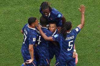 Kylian Mbappé celebra com companheiros de França após gol contra o Iraque 