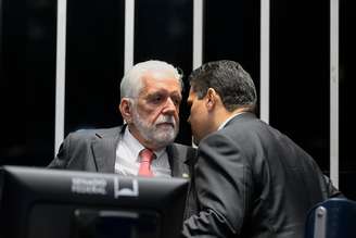 Davi Alcolumbre e Jaques Wagner conversam no plenário do Senado