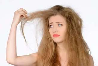 Como saber se o cabelo precisa de hidratação ou reconstrução.