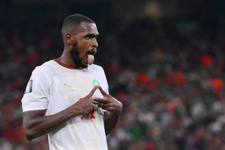 Issa Diop, zagueiro de Marrocos, comemora gol de empate contra a Holanda pelos 16-avos de final da Copa do Mundo - 