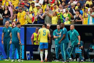Ancelotti passa orientações para Casemiro