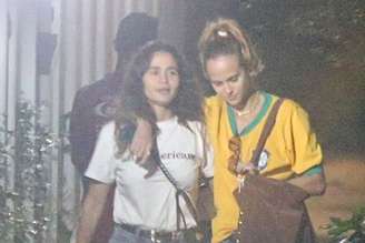 Nanda Costa e Emilie Rey andando pelas ruas do RJ