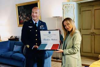 Giorgia Meloni com o astronauta Luca Parmitano no Palácio Chigi, em Roma