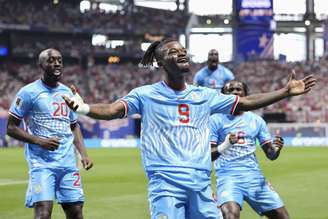 Brian Cipenga, atacante da RD Congo, comemora gol contra a Inglaterra, pelos 16-avos de final da Copa do Mundo de 2026 - 