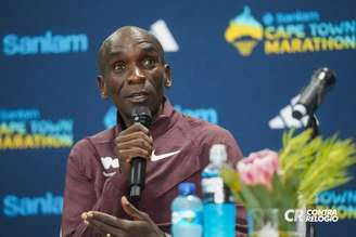 Kipchoge na coletiva de imprensa de Cape Town, maratona que iniciou sua World Tour (Foto: Fernanda Paradizo)
