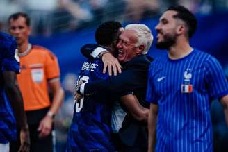 Mbappé comemora seu primeiro gol no jogo homenageando o técnico Didier Deschamps, que perdeu a mãe há uma semana –