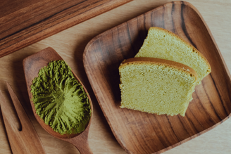 Bolo de matchá com iogurte