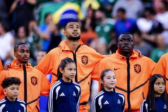 Crysencio Summerville, Cody Gakpo e Brian Brobbey, da Holanda, durante o hino nacional na partida da fase eliminatória da Copa do Mundo FIFA 2026 contra o Marrocos