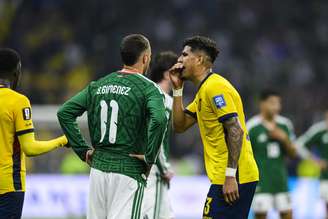 Piero Hincapié, do Equador (à direita), cobre a boca enquanto discute com Santiago Giménez, do México (à esquerda), durante a partida das oitavas de final da Copa do Mundo FIFA 2026