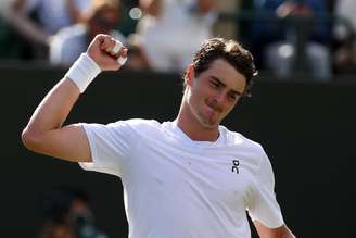 João Fonseca celebra vitória sobre Jesper De Jong em Wimbledon