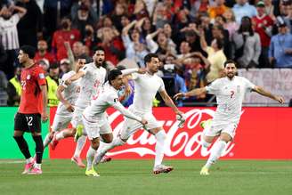 Jogadores do Irã comemoram gol que, segundos depois, foi anulado por impedimento, em partida contra o Egito, na terceira rodada do grupo G da Copa do Mundo - 