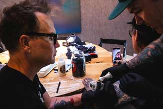 Mark Hoppus faz tatuagem em lenda do Hardcore e ganha elogios