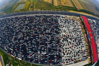 Estas imagens de satélite do mega-engarrafamento na China farão você nunca mais reclamar do trânsito: um gargalo infernal de 50 faixas.