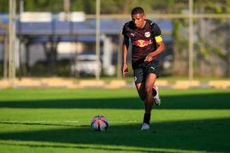 Na foto, Cauê Nascimento, jogador do time sub-20 do Red Bull Bragantino. 