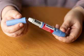 A redução da saliva é um dos efeitos que podem comprometer a saúde bucal durante o tratamento com canetas emagrecedoras