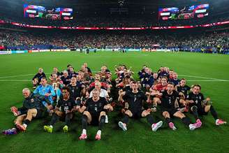 Erling Haaland, da Noruega, e seus companheiros de equipe celebram vitória na Copa do Mundo com os torcedores fazendo a "Remada Viking"