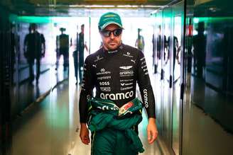 Fernando Alonso fala sobre permanecer na Aston Martin 