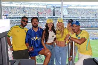 Virginia e seus amigos posam juntos durante jogo do Brasil