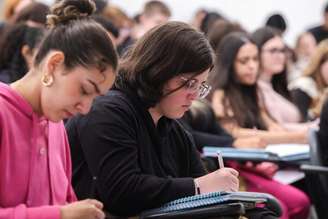 Estudantes que se preparam para o vestibular em aula extensiva de matemática