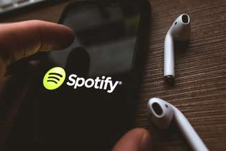 Celular com Spotify e fones de ouvido