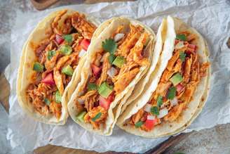 Tacos de frango desfiado