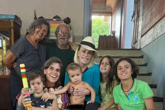 No centro, Ana Maria Braga posa com netos e outros entes queridos