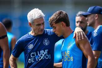 Luís Castro conversa com Tiaguinho em treino do Grêmio –