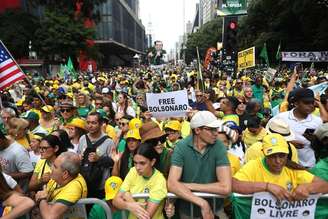 Manifestantes e políticos de direita em ato "Acorda Brasil", na Avenida Paulista em São Paulo