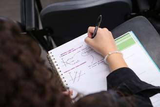 Maior diferença de desempenho entre estudantes das redes pública e privada não está nas questões mais difíceis do Enem.