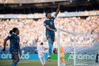 Mbappé comemora gol contra o Paraguai
