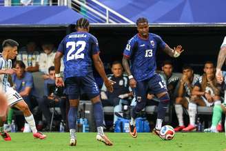 Sidny Lopes Cabral e Steven Moreira, jogadores de Cabo Verde, durante a partida da fase de 32 avos de final da Copa do Mundo FIFA de 2026 entre Argentina x Cabo Verde no Miami Stadium, na Flórida, Estados Unidos, nesta sexta-feira (03).