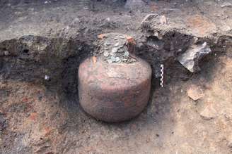 Arqueólogos na França desenterraram um jarro cheio de dezenas de milhares de moedas romanas que datam de 1.800 anos atrás.
