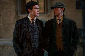 Hero Fiennes Tiffin e Dónal Finn em 'Jovem Sherlock'