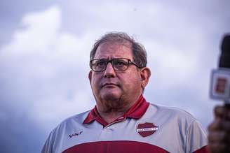 Guto Ferreira não comanda o Vila Nova por estar suspenso –