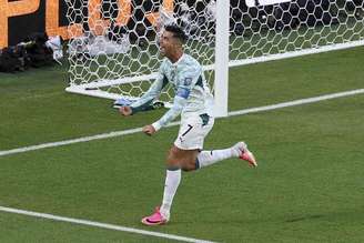Cristiano Ronaldo marcou em cobrança de pênalti contra a Croácia e ajudou Portugal a chegar às oitavas –