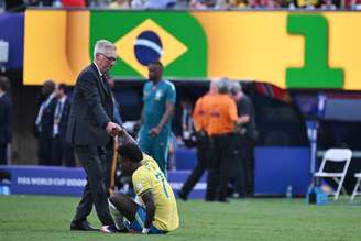 Vini Jr. é consolado por Carlo Ancelotti