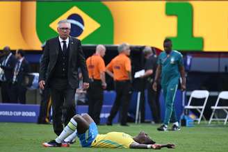 O técnico Carlo Ancelotti e o jogador Vini Jr, do Brasil, após a derrota para a Noruega ao final da partida válida pelas oitavas de final da Copa do Mundo disputada em East Rutherford Nova Jersey, perto de Nova York, nos Estados Unidos, neste domingo, 5 de julho de 2026. 05/07/2026
