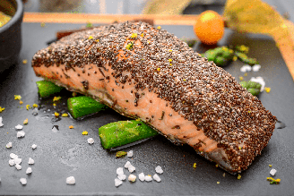 Salmão com crosta de chia e aspargos