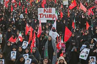Cartaz de participante de funeral em Qom pede 'morte a Trump'