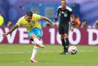 Bruno Guimarães desperdiça pênalti decisivo para o Brasil. (Photo by Elsa/Getty Images)