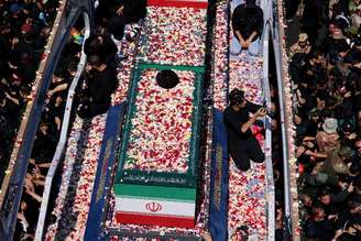 Restos mortais de Khamenei desfilam pelas ruas de Teerã antes de sepultamento na quinta